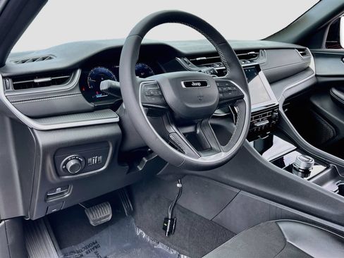 Used 2025 Jeep Grand Cherokee Altitude RWD image 8