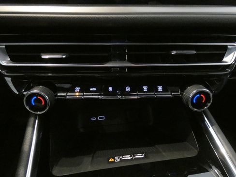 Used 2025 Chevrolet Traverse LT image 15