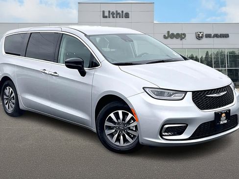 Used 2024 Chrysler Pacifica Select image 22