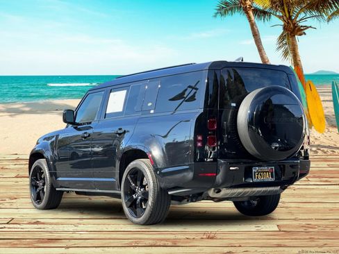 Used 2023 Land Rover Defender 130 X-Dynamic SE image 4