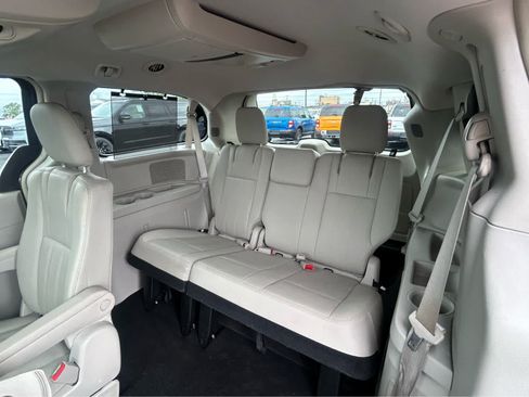 Used 2016 Chrysler Town & Country Touring-L FWD image 10