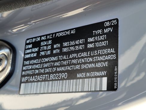 Used 2026 Porsche Macan AWD/4WD image 38