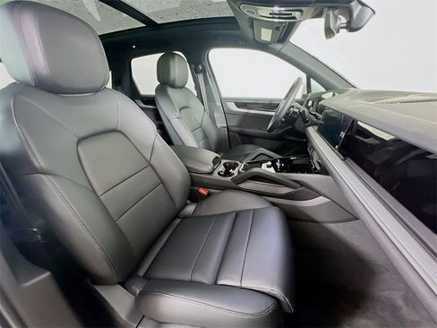 New 2026 Porsche Cayenne Base image 30