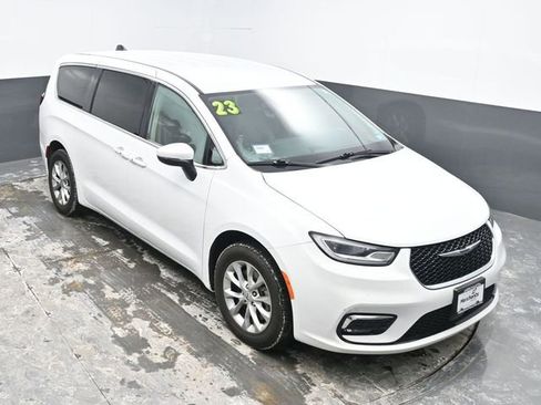 Used 2023 Chrysler Pacifica Touring-L image 25