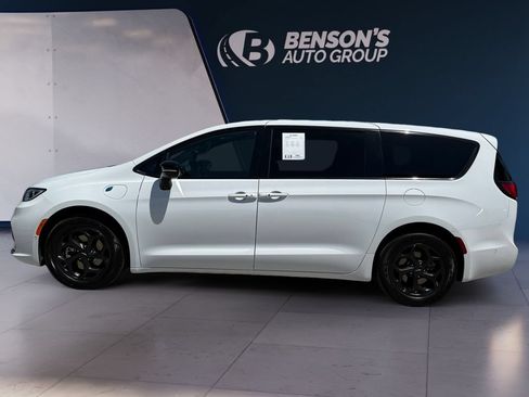 Used 2024 Chrysler Pacifica Limited FWD image 2