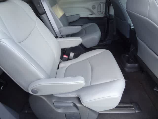 Used 2024 Toyota Sienna XLE FWD image 16