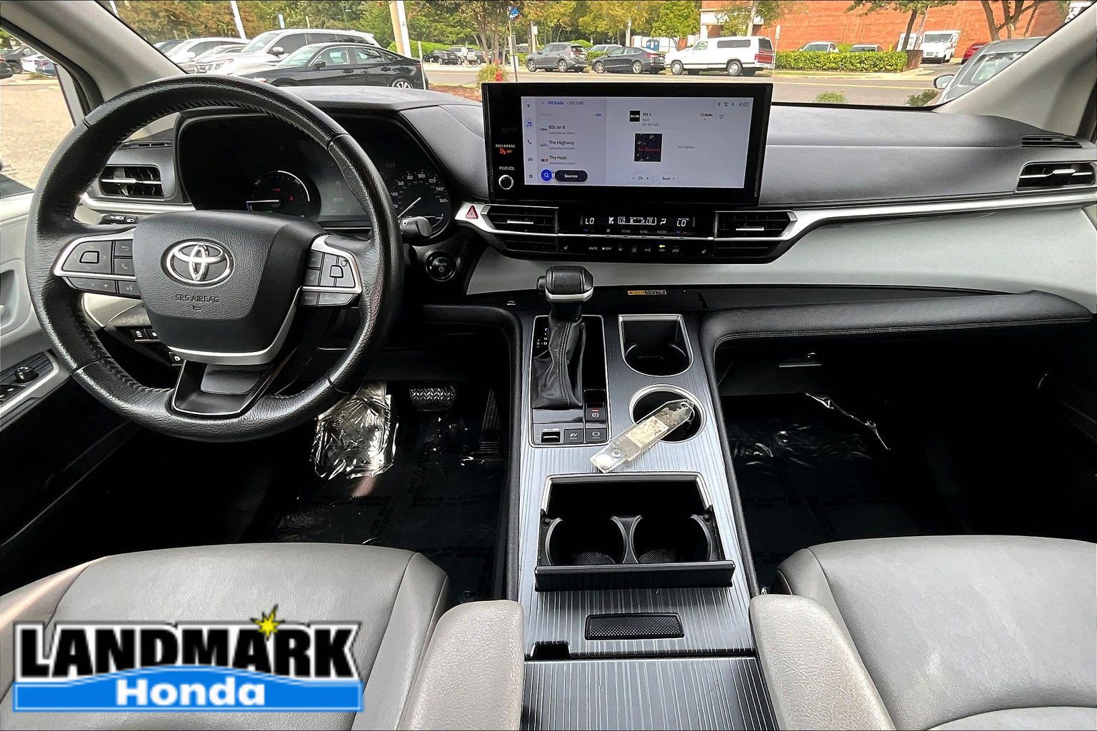 Used 2025 Toyota Sienna XLE FWD image 15