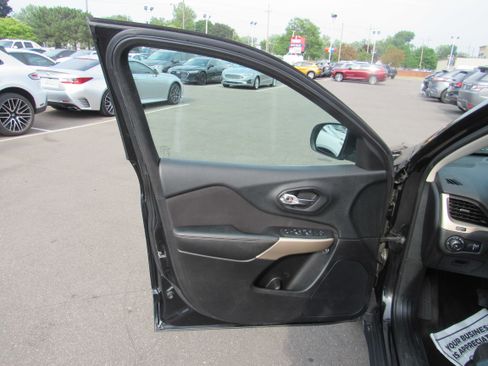 Used 2018 Jeep Cherokee Latitude FWD image 10