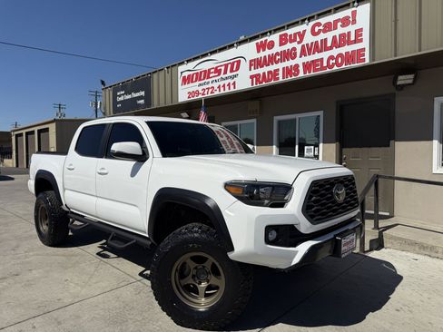 Used 2018 Toyota Tacoma TRD Off-Road w/ Technology Package AWD/4WD image 1