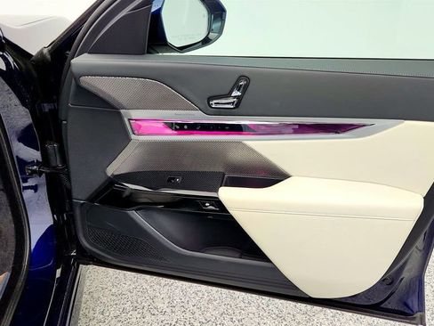 Used 2023 BMW 760i xDrive image 25