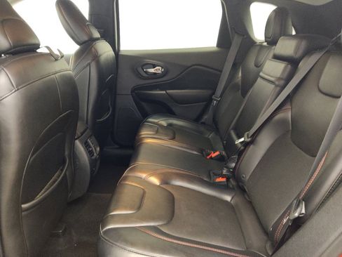 Used 2019 Jeep Cherokee Trailhawk image 18