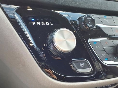 Used 2024 Chrysler Pacifica Touring-L image 15