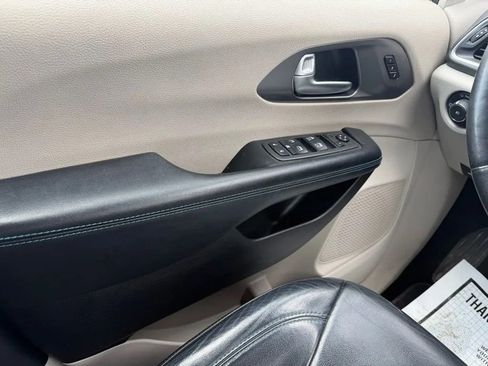 Used 2021 Chrysler Pacifica Touring-L image 12