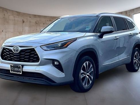 Used 2023 Toyota Highlander XLE AWD/4WD image 3