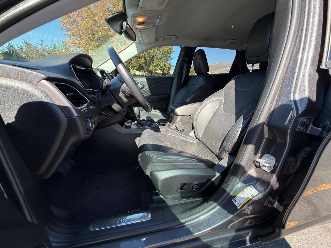 Used 2019 Jeep Cherokee Limited AWD/4WD image 10