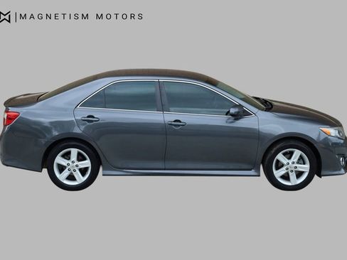 Used 2012 Toyota Camry SE image 2