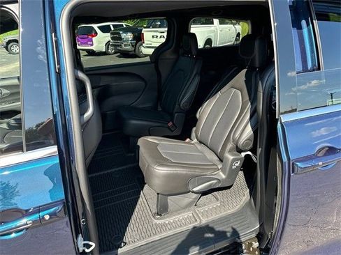 New 2025 Chrysler Pacifica Select image 13