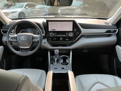 Used 2023 Toyota Highlander XLE FWD image 24