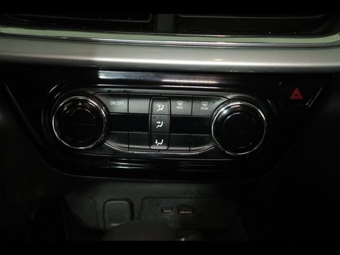 Used 2025 Chevrolet Trax LT FWD image 24