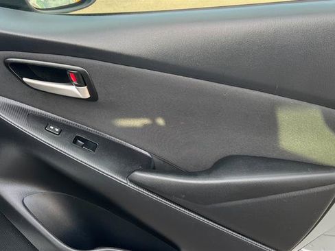 Used 2019 Toyota Yaris LE FWD image 39