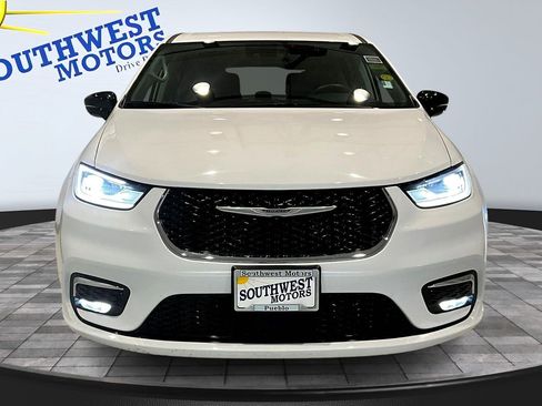 Used 2024 Chrysler Pacifica Touring-L image 2