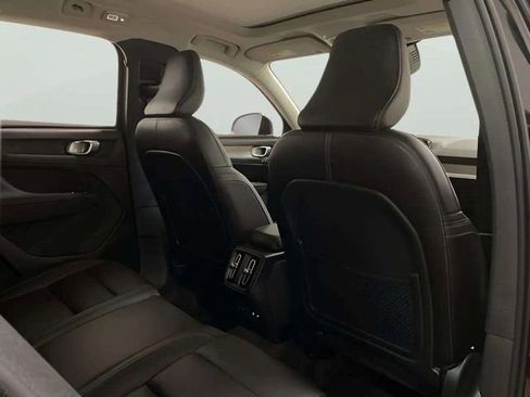 Used 2025 Volvo XC40 B5 Plus image 19
