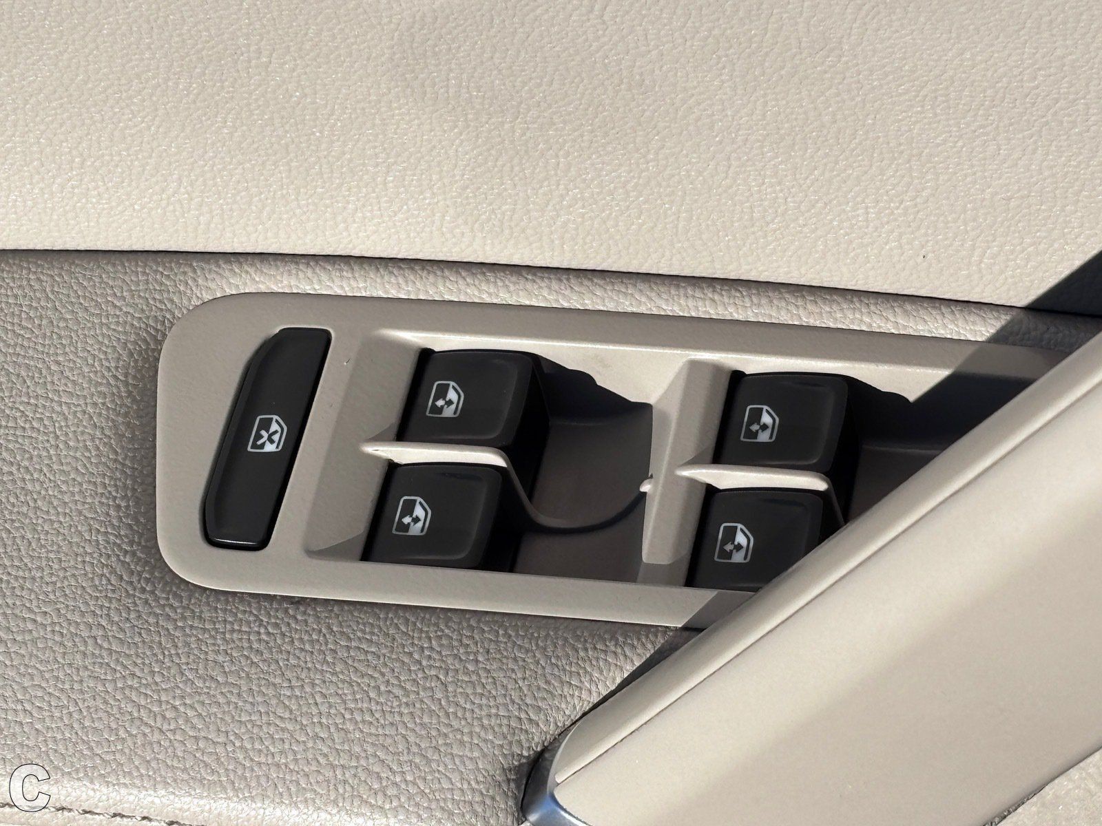 Used 2018 Volkswagen Golf SE FWD image 19