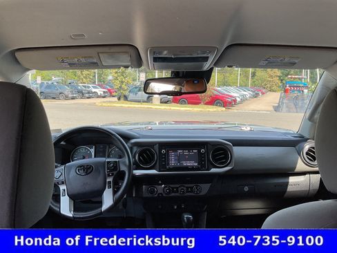 Used 2019 Toyota Tacoma SR5 w/ Four Season Floor Mat Package AWD/4WD image 27