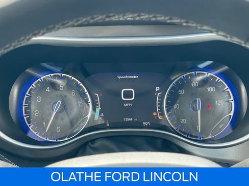 Used 2024 Chrysler Pacifica Touring-L FWD image 16