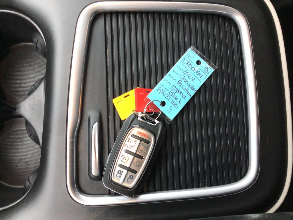 Used 2024 Chrysler Pacifica Limited FWD image 28