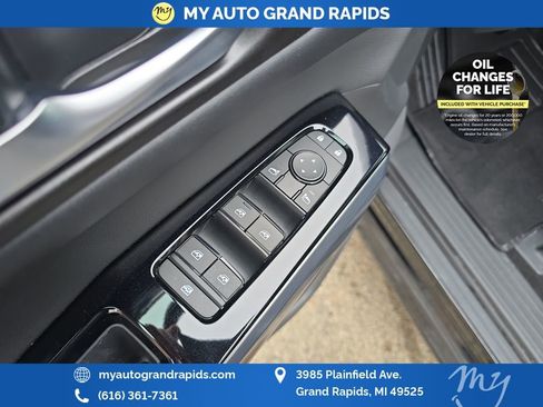 Used 2023 Nissan Pathfinder SL w/ Black Appearance Package AWD/4WD image 11