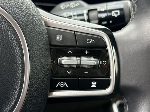Used 2025 Kia Carnival FWD image 17