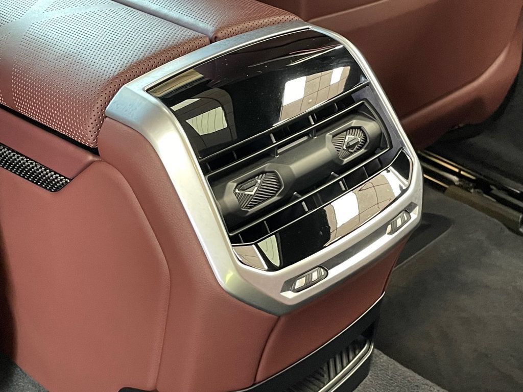 Used 2023 BMW i7 xDrive60 AWD/4WD image 21