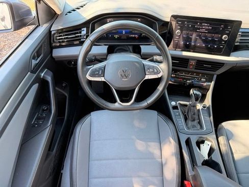 Used 2025 Volkswagen Jetta SE FWD image 13