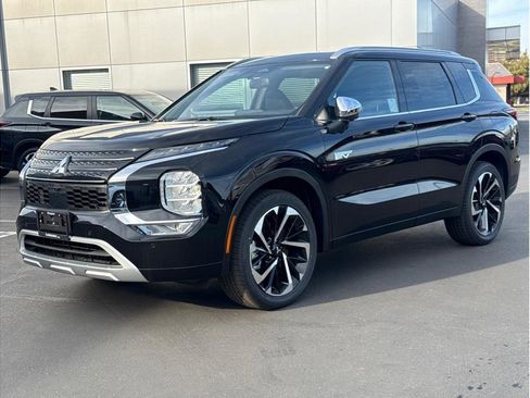 Used 2025 Mitsubishi Outlander 4WD Plug-In Hybrid image 3