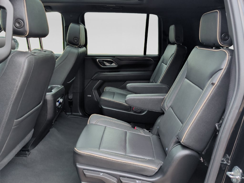 Used 2024 GMC Yukon XL SLT w/ SLT Luxury Package AWD/4WD image 31