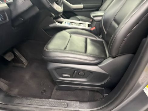 Used 2022 Ford Explorer XLT w/ Equipment Group 202A AWD/4WD image 10