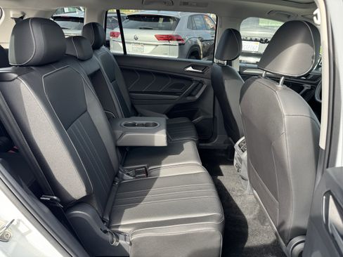 Used 2024 Volkswagen Tiguan SE w/ Panoramic Sunroof Package image 33