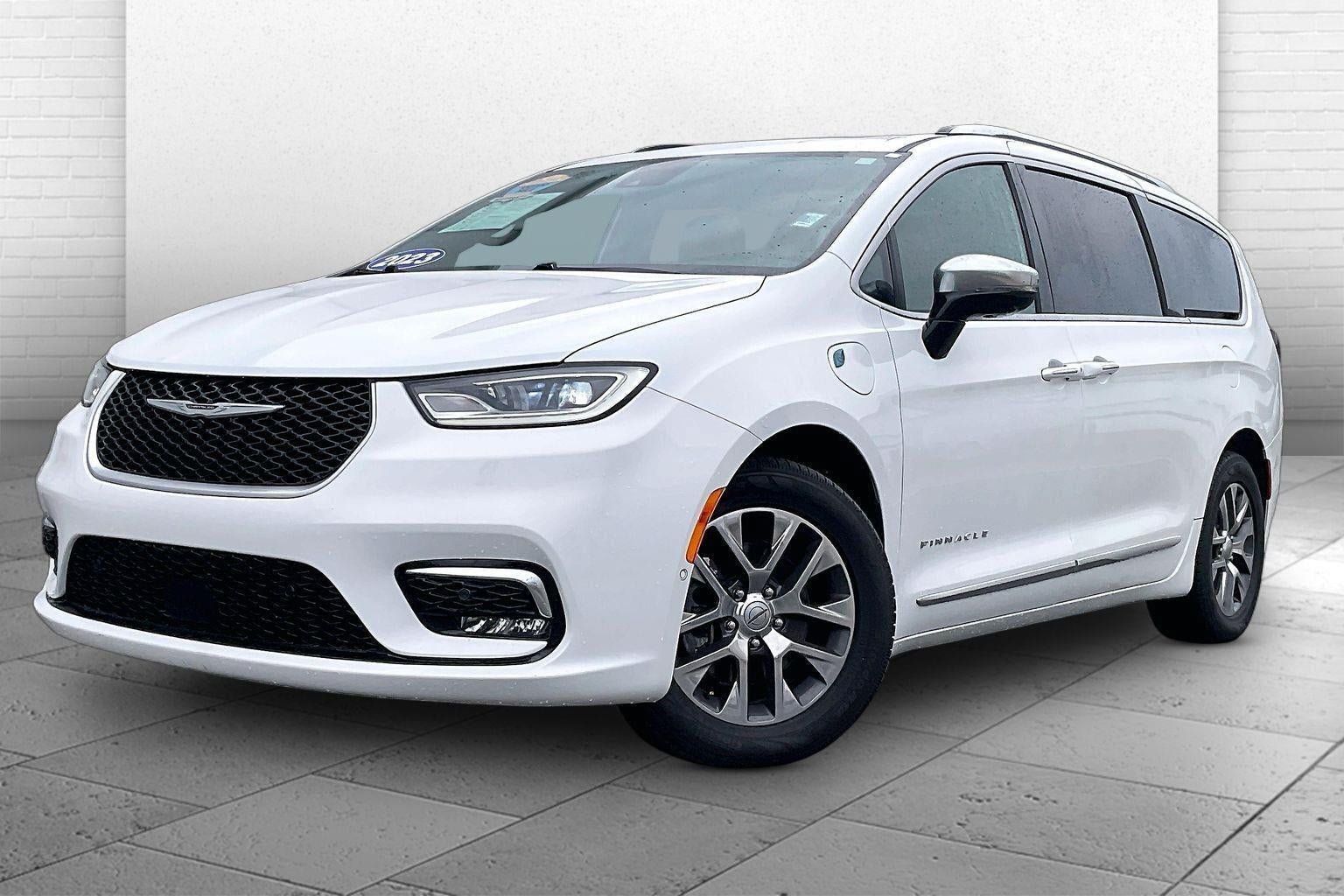 Used 2023 Chrysler Pacifica Pinnacle FWD image 13