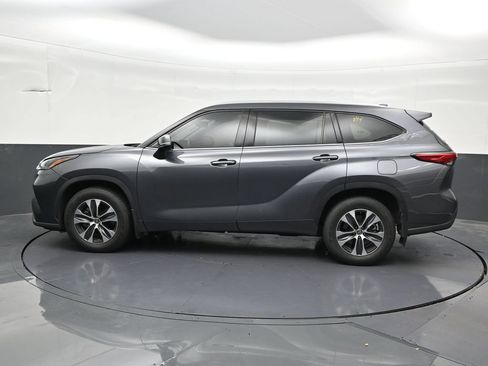 Used 2021 Toyota Highlander XLE AWD/4WD image 2