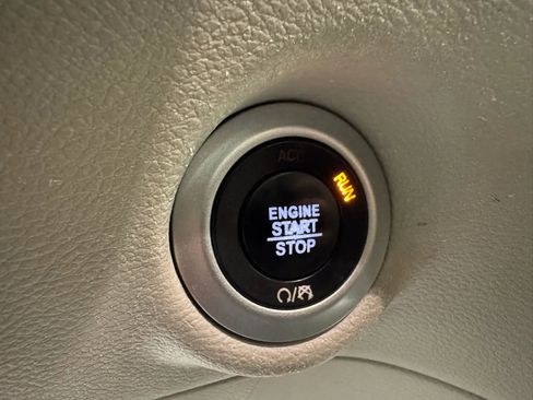 Used 2019 Chrysler Pacifica Touring-L FWD image 16