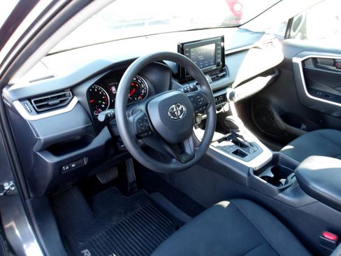 Used 2020 Toyota RAV4 LE image 9