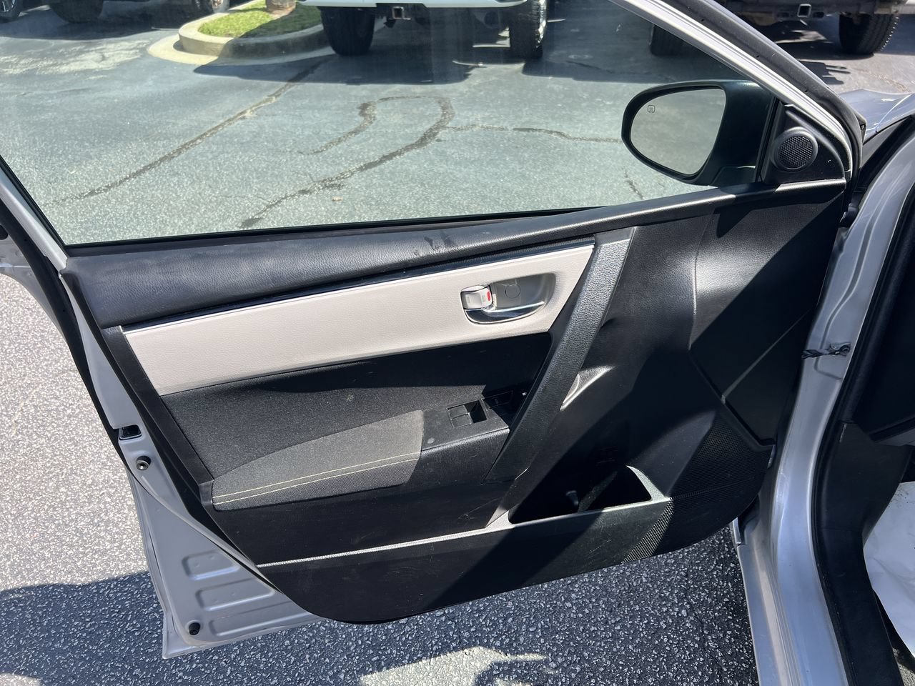 Used 2018 Toyota Corolla LE FWD image 14