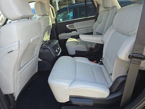 Used 2025 Ford Expedition Platinum AWD/4WD image 3