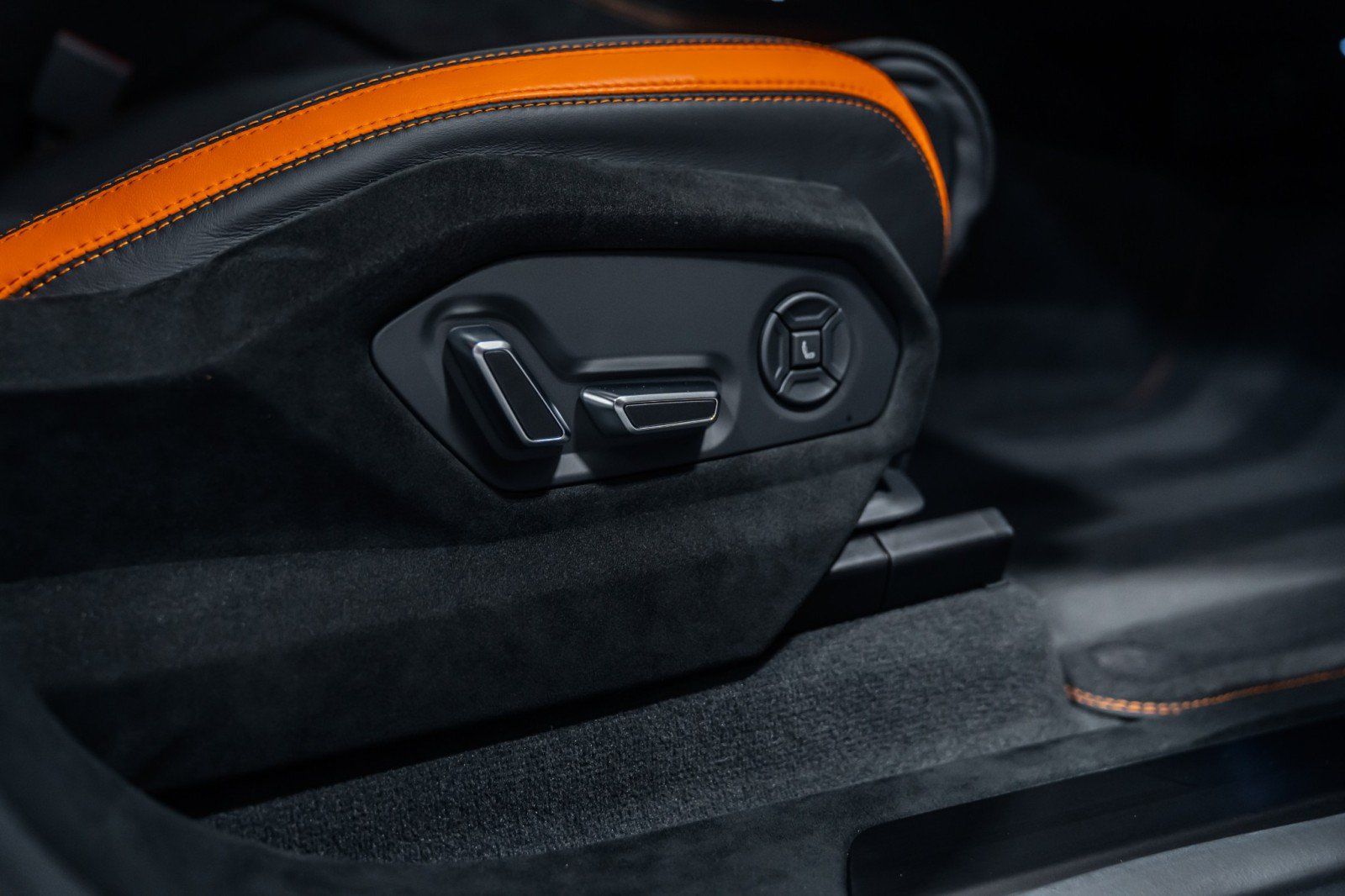 Used 2024 Lamborghini Urus Performante AWD/4WD image 28