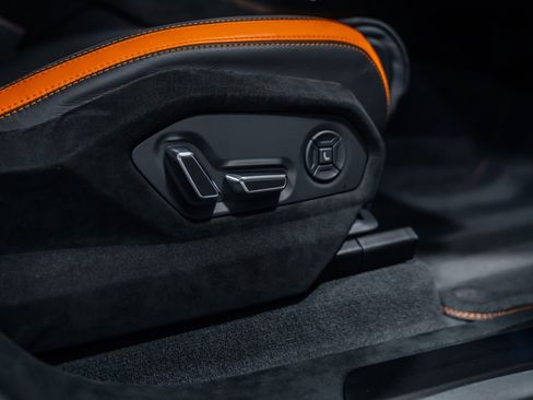 Used 2024 Lamborghini Urus Performante AWD/4WD image 28
