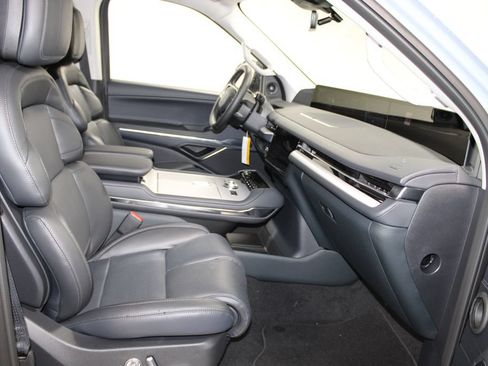 New 2027 Lincoln Navigator Premiere RWD image 30
