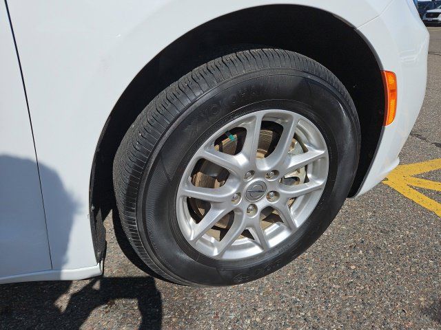 Used 2025 Chrysler Pacifica Select FWD image 9