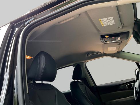 Used 2025 Kia Carnival FWD image 27