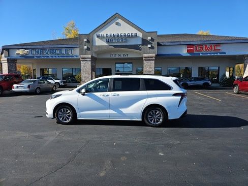 Used 2025 Toyota Sienna LE image 81